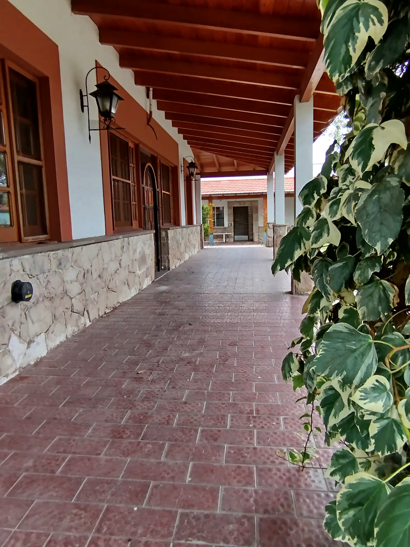 Propiedad estratégica en esquina con gran terreno y potencial de desarrollo