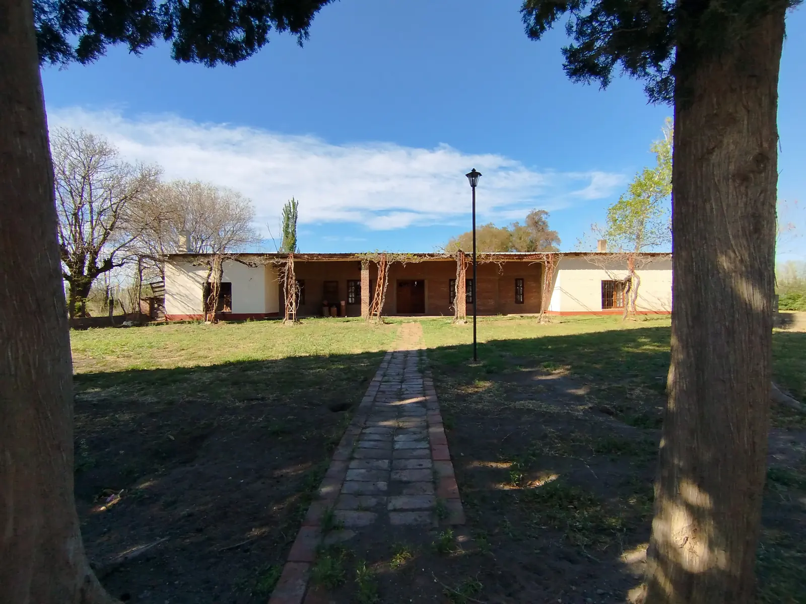 Quinta de 2,5 ha con vivienda principal, piscina y galpones – Atuel Norte